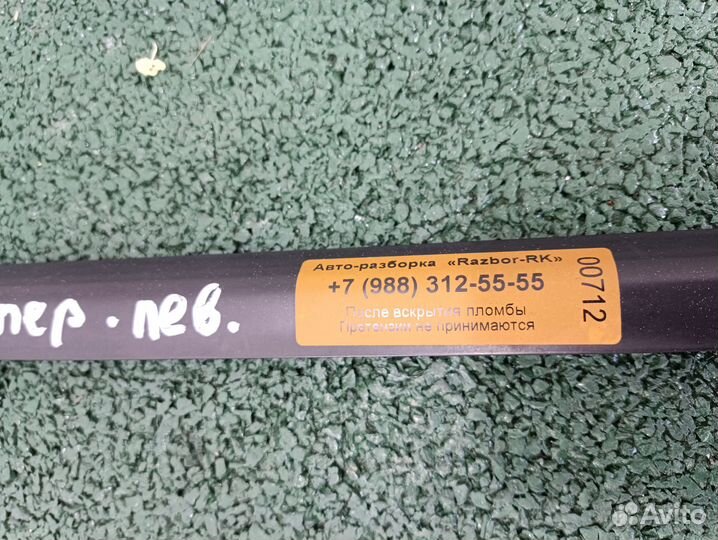 Накладка стекла перед лев двери наруж VW Passat B7