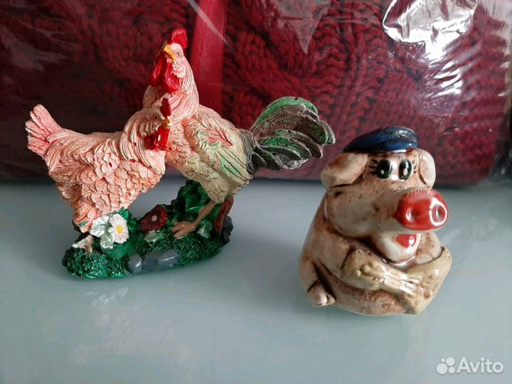 Статуэтки свинки и петушка