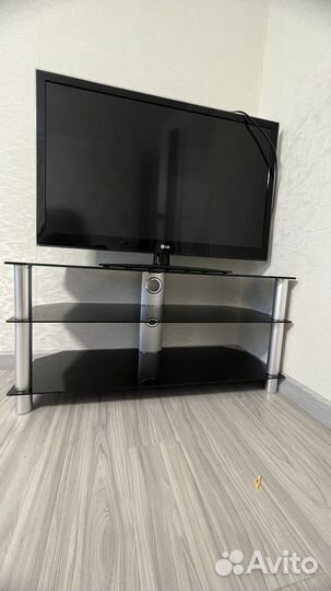 Стеклянная тумба вместе с телевизором