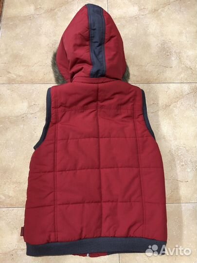 Жилетка утепленная с капюшоном