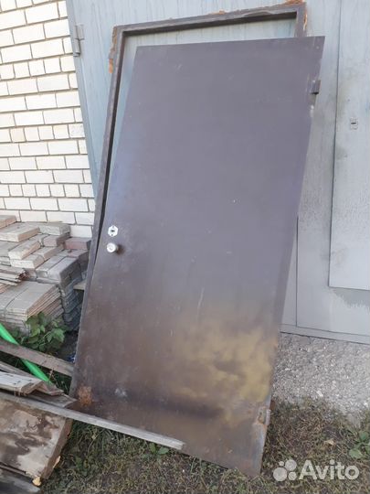 Металлическая дверь