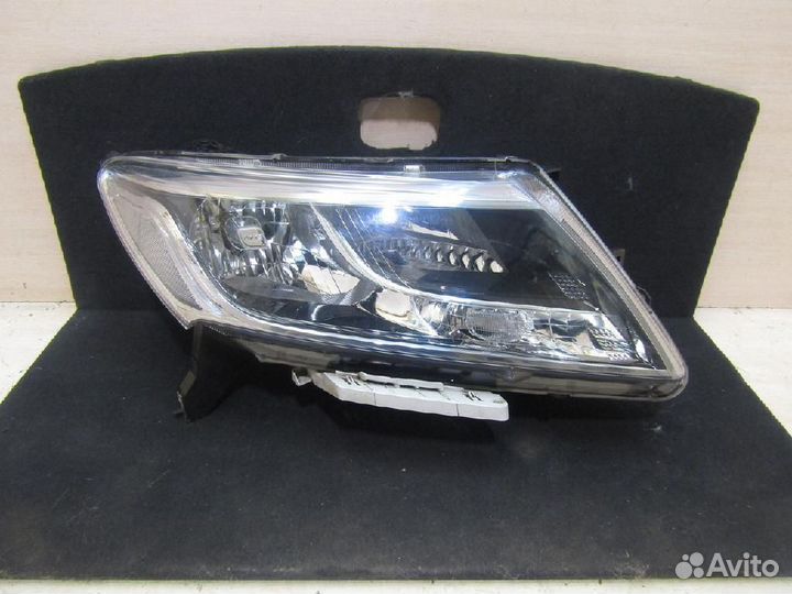 Фара правая Nissan Pathfinder