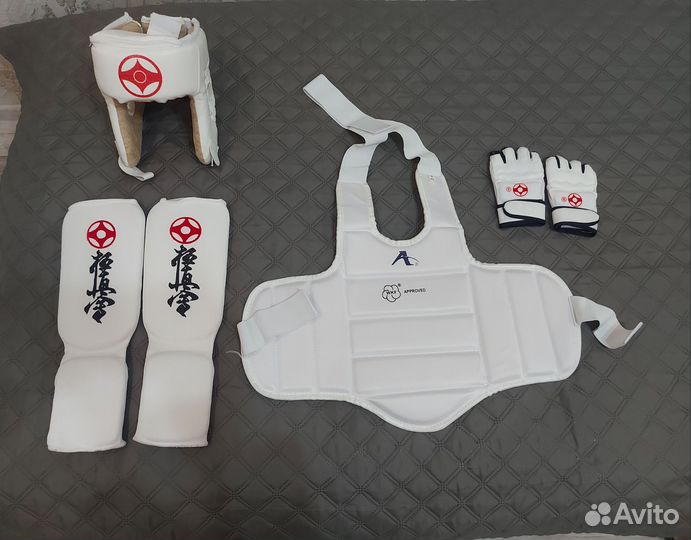 Кимоно,защита,перчатки,шлем для каратэ