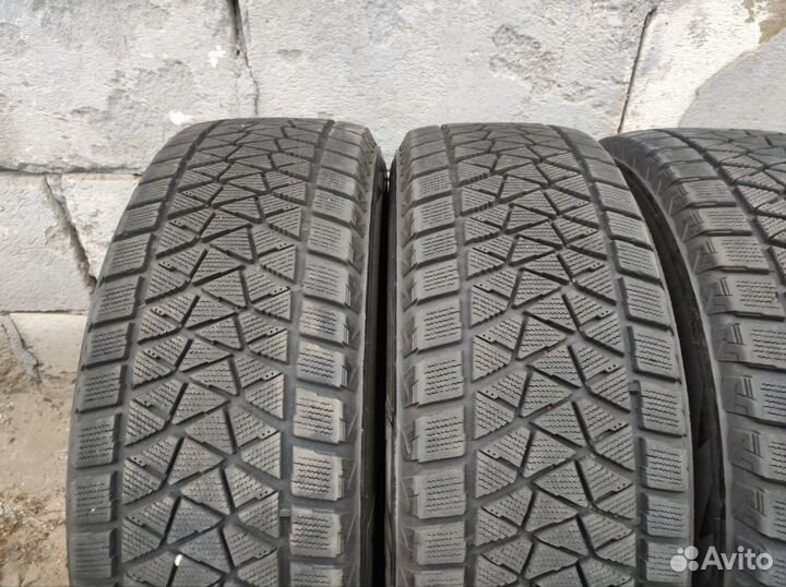 Bridgestone Blizzak DM-V2 235/65 R18