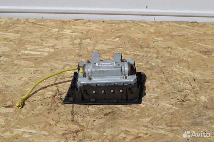 Подушка безопасности в торпедо Toyota Noah R60