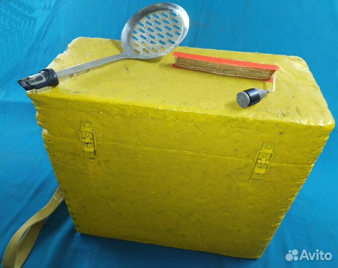 Ящик и принадлежности для зимней рыбалки. Лот