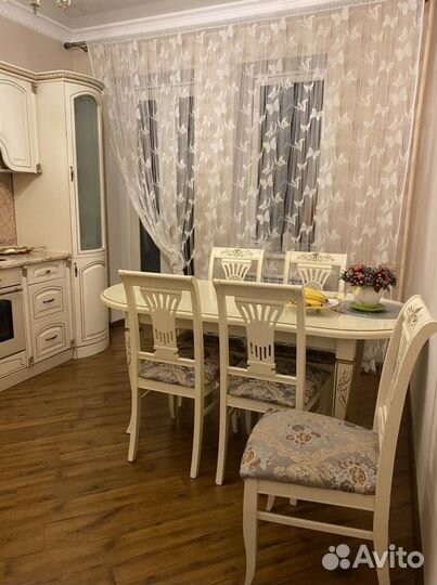 Кухонный стол и стулья