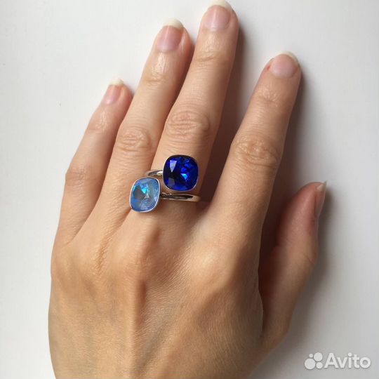 Кольцо с синими и голубыми камнями Swarovski