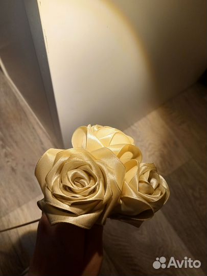 Розы из атласных лент
