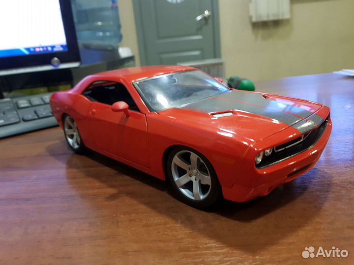 Модель 1/18 Dodge challenger
