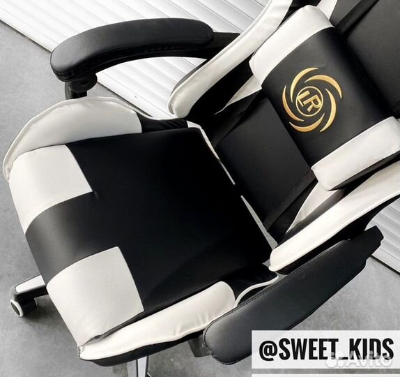 Компьютерное кресло с подножкой