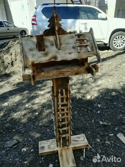 Кормушки для птиц на стойке