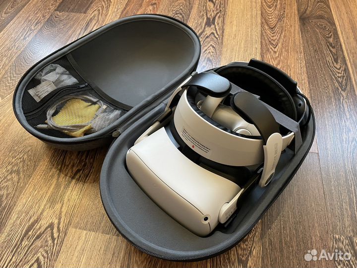 VR-гарнитура Oculus Quest 2 с аксессуарами