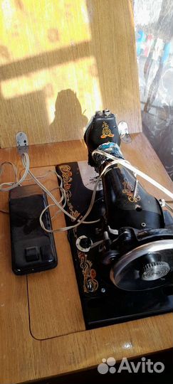 Швейная машинка,ножная с эл.приводом.с тумбой