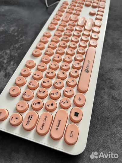Розовая клавиатура с круглыми кнопками