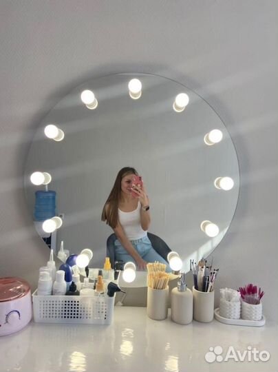 Круглое зеркало с лампами