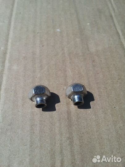 Гайки крепления поводков стеклоочистителя Ваз-2101