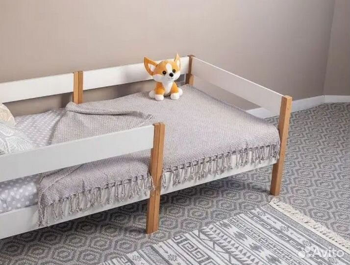 Кроватка детская из массива