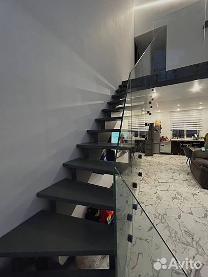 Лестница на двухкосоурном J-профиле на второй этаж