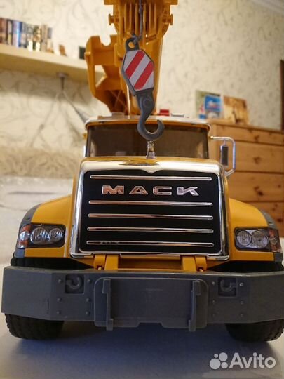 Автокран mack (производство bruder) 1:16