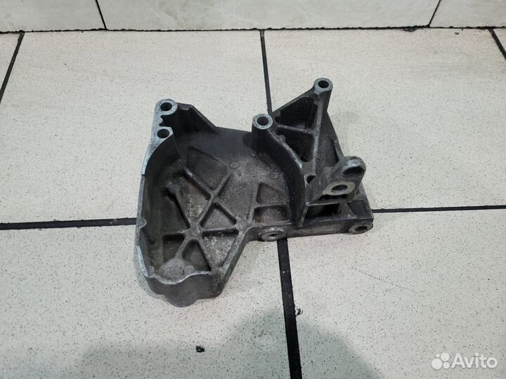 Кронштейн двигателя Renault Laguna 3