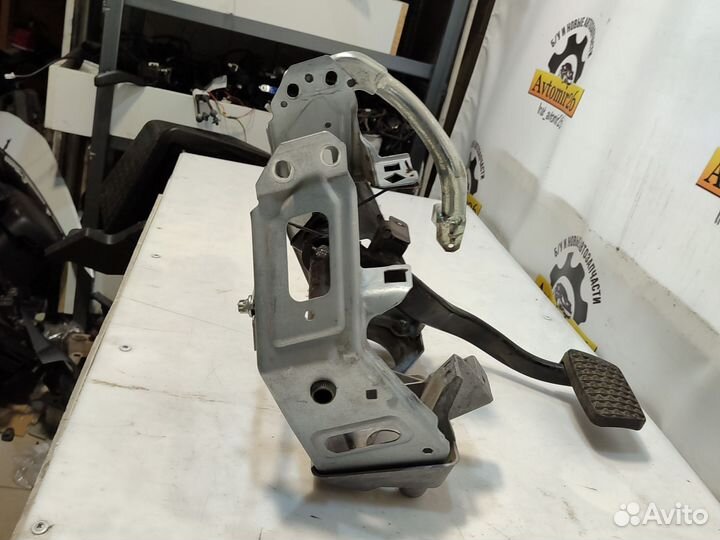 Педаль тормоза с кронштейном Opel Vectra C робот