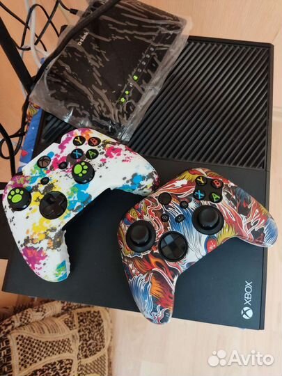 Xbox one 1 TB + 2 геймпада