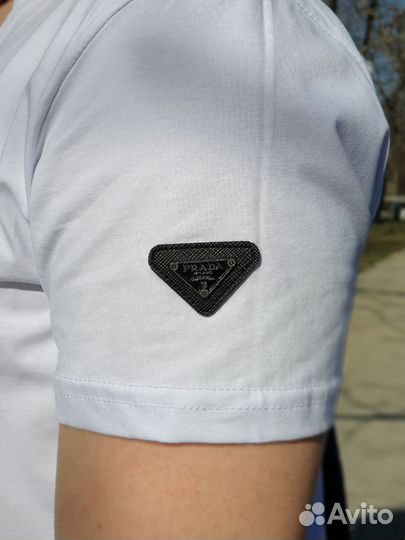 Уникальный стиль с футболкой Prada