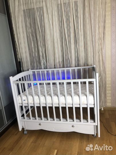 Детская кроватка с маятником и ящиком