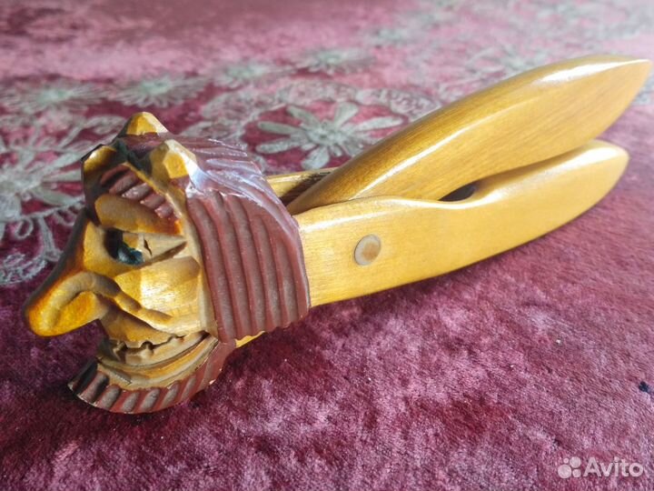 Орехокол из дерева декоративный