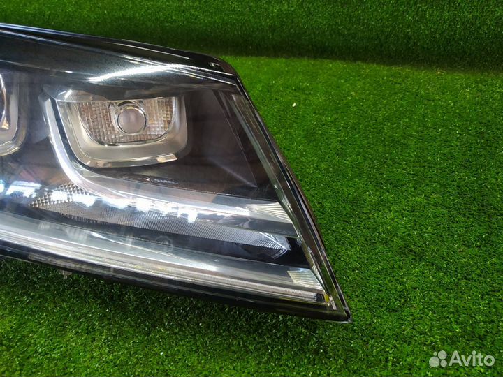 Фара передняя правая Volkswagen Touareg NF 2011