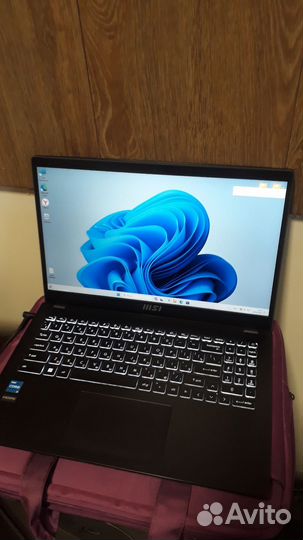 Новый ноутбук зарядка мышка сумка. Полный комплект