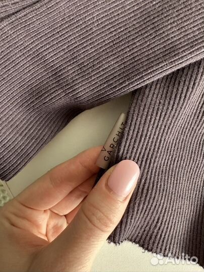 Лонгслив укороченный с вырезом для пальца