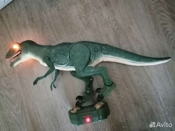 Динозавр с пультом