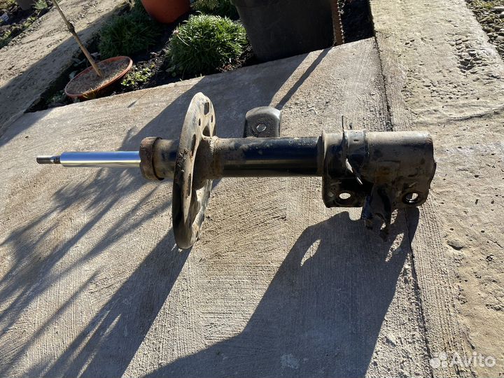 Передние стойки nissan teana