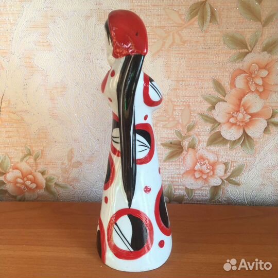 Статуэтка девушка в красном платке