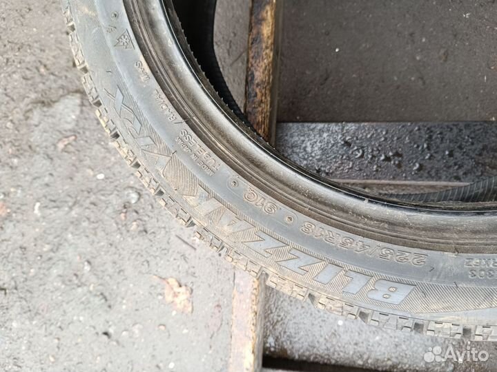 Bridgestone Blizzak VRX 225/45 R18