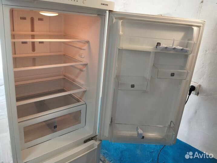 Холодильник Samsung