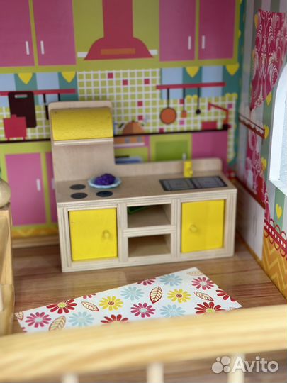 Большой кукольный домик с мебелью