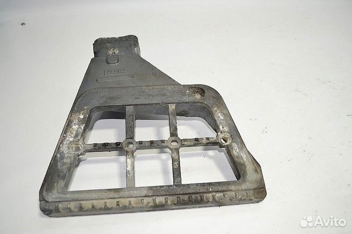 Кронштейн нижней подножки, левый DAF XF105 (01.05)