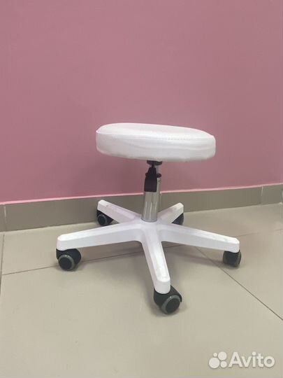 Стул для мастера маникюра