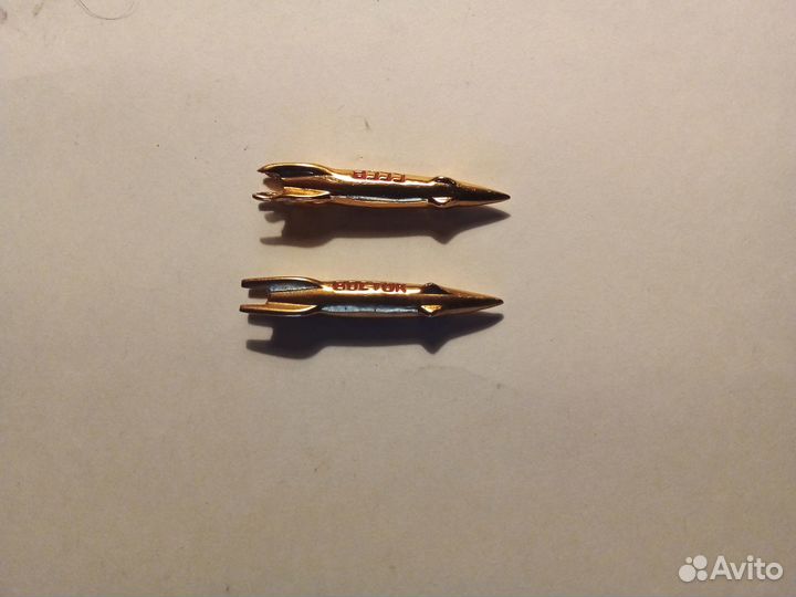 Значки, модельки ракет с надписями Восток и СССР