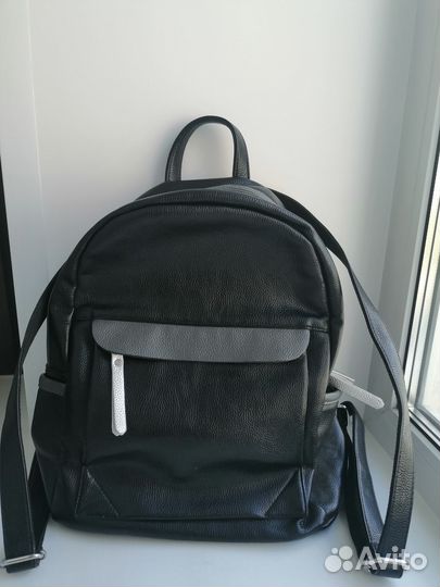 Рюкзак черного цвета кож. зам. новый