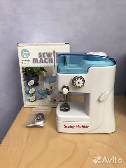Миниатюрная швейная машинка