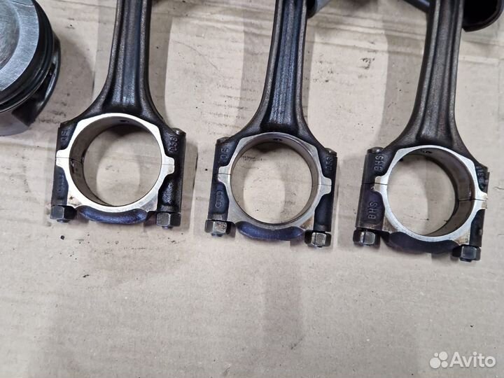 Поршень с шатуном Volkswagen Passat B5 1.6л AHL