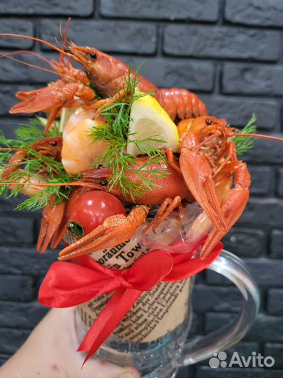 Пивная кружка с раками и креветками