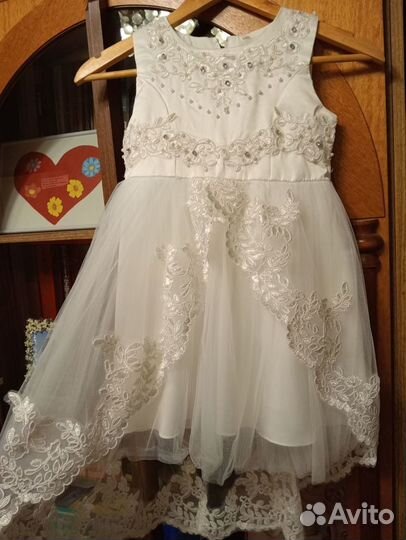 Платье праздничное белое на 5-6 лет