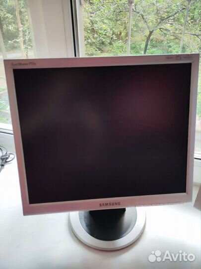 Монитор Samsung SyncMaster713n