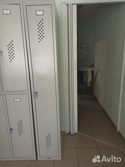 Металлический шкаф в раздевалку