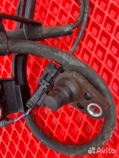 Датчик abs передний правый Toyota Noah ZWR80G